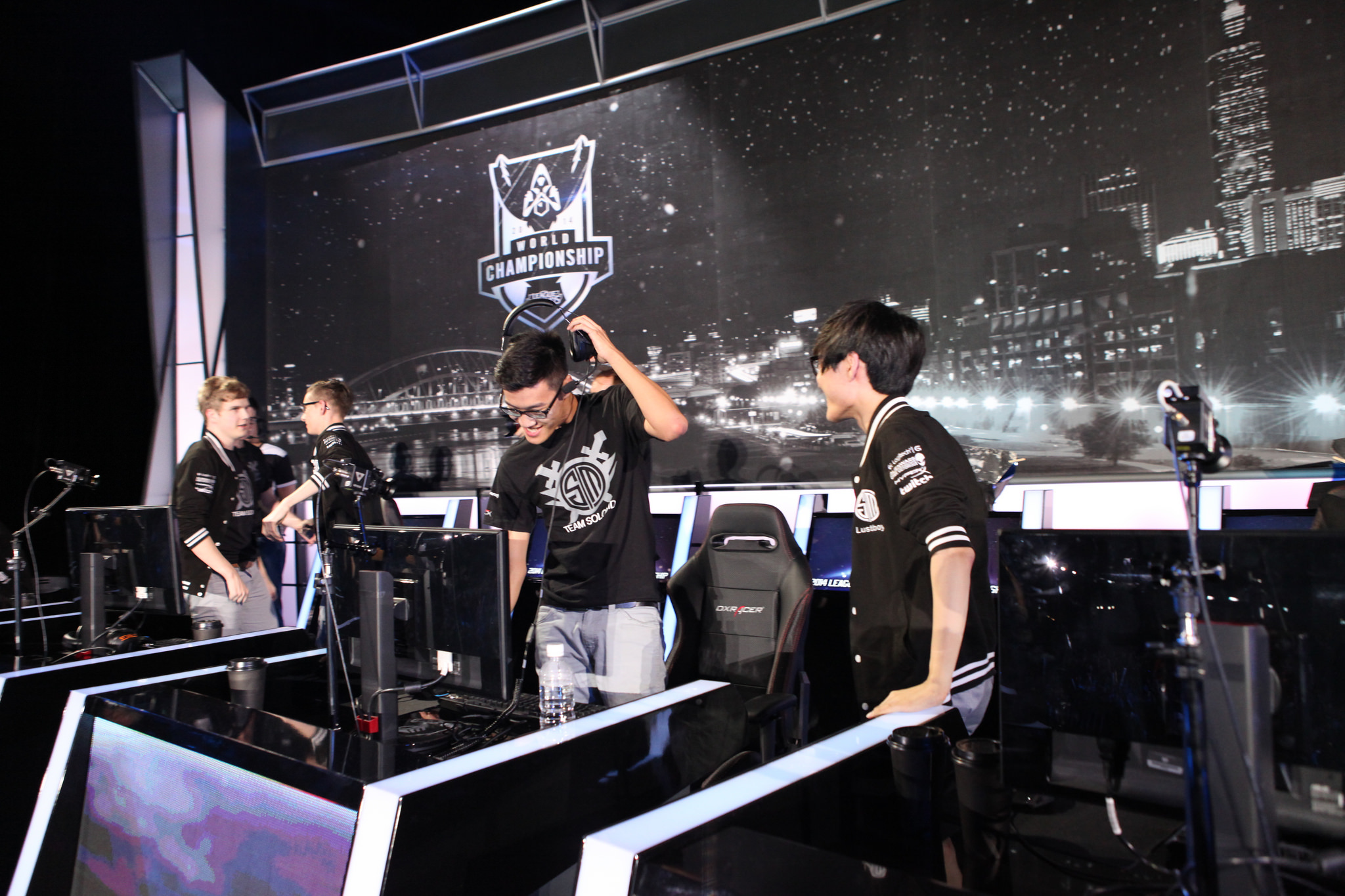 英雄联盟S15全球总决赛巅峰对决，管泽元Uzi领衔总决赛解说阵容揭晓